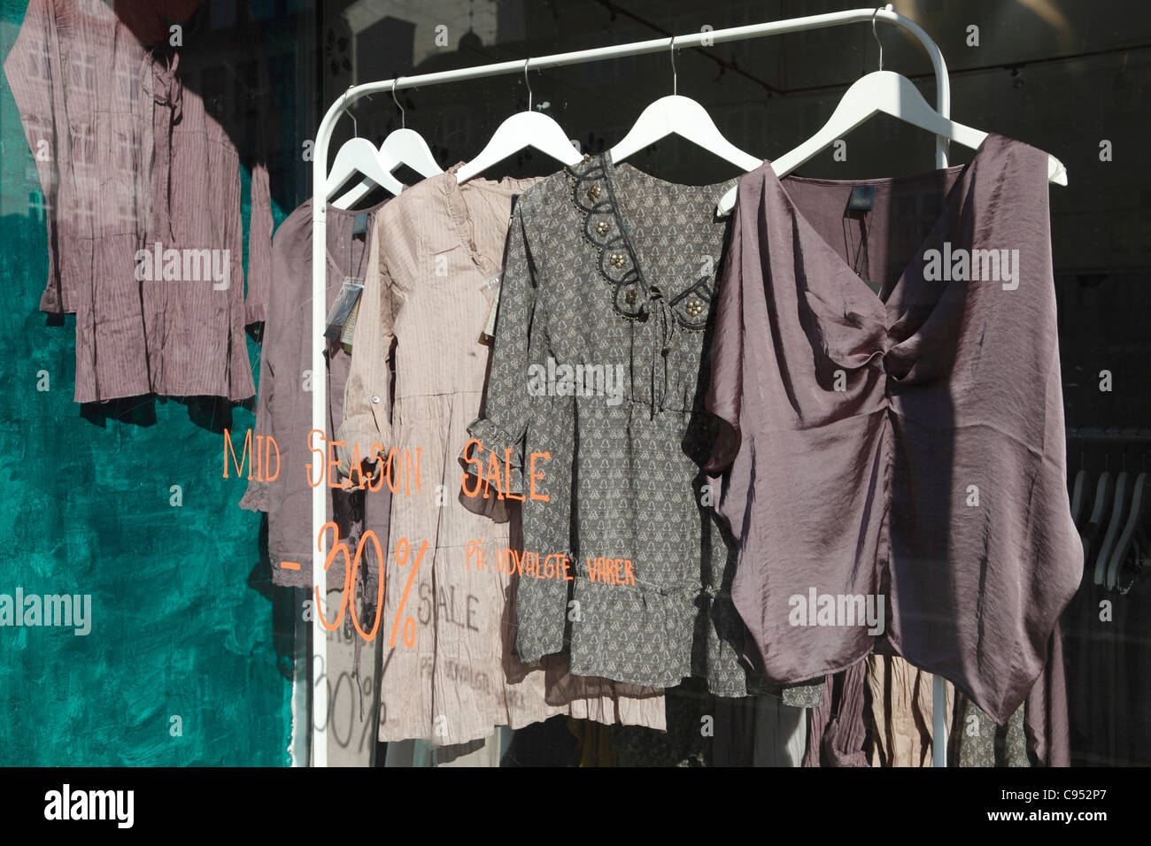 Schaufenster der Mitte Saison Verkauf in eine Kleidung und Kleidung Shop im Stadtteil Christianshavn in Kopenhagen, Dänemark Stockfoto