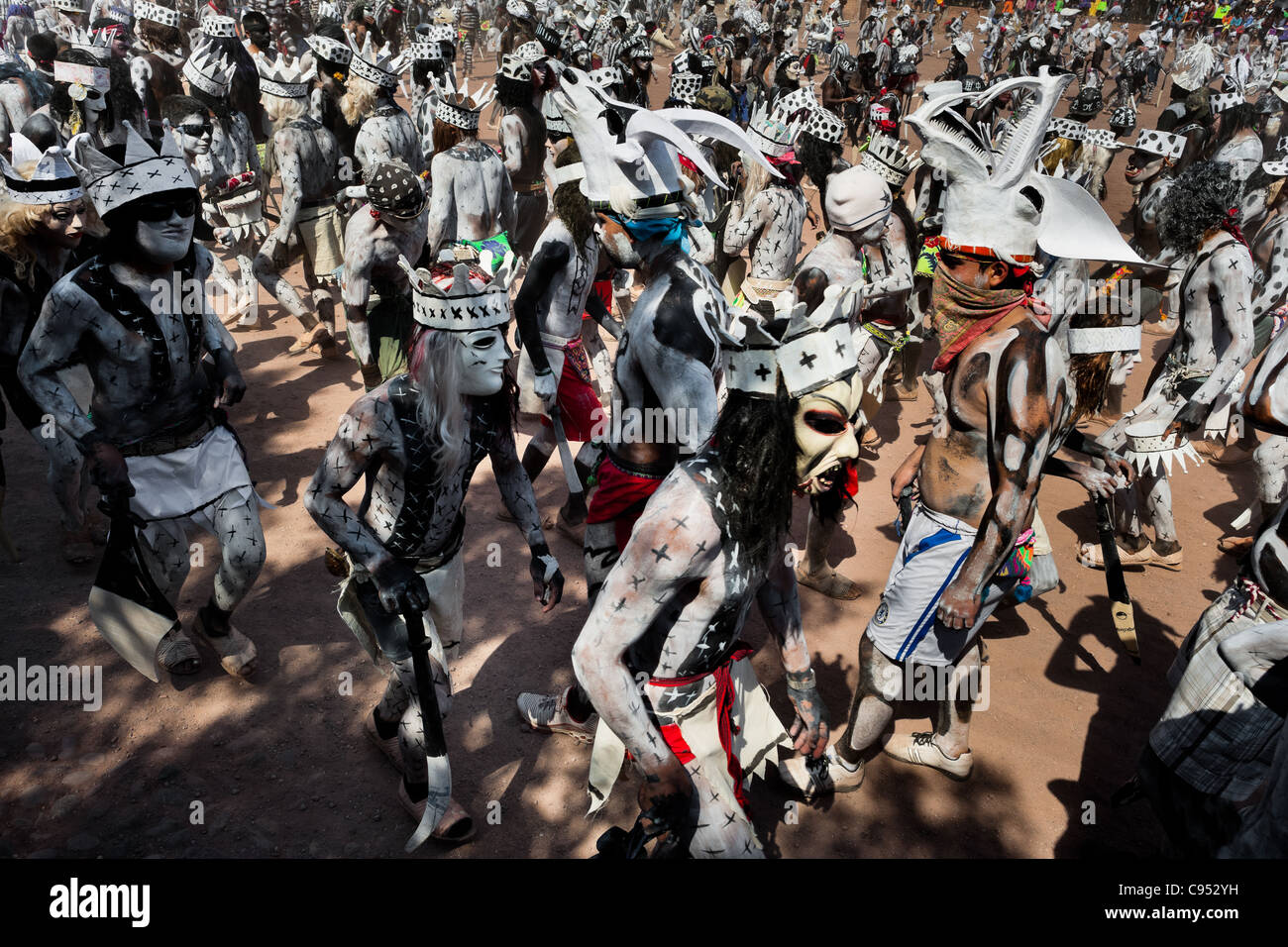 Cora-Indianer, beängstigend Dämon Masken, gehen während der religiösen rituellen Zeremonie der Karwoche in Jesús María, Nayarit, Mexiko. Stockfoto