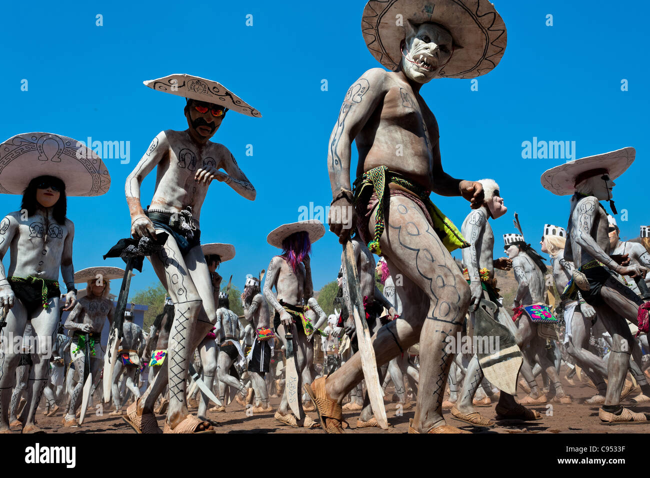 Cora-Indianer, beängstigend Dämon Masken, Fuß in einer Prozession in die heilige Zeremonie der Karwoche in Jesús María, Mexiko. Stockfoto