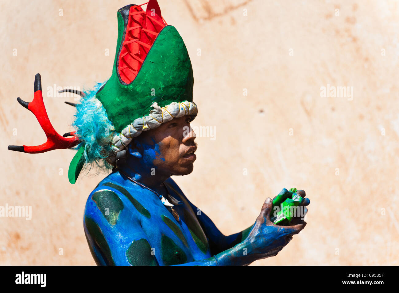 Ein Cora indischen Mann, trägt eine bunte Dämonenmaske, beteiligt sich an der religiösen Zeremonie der Karwoche in Jesús María, Mexiko. Stockfoto