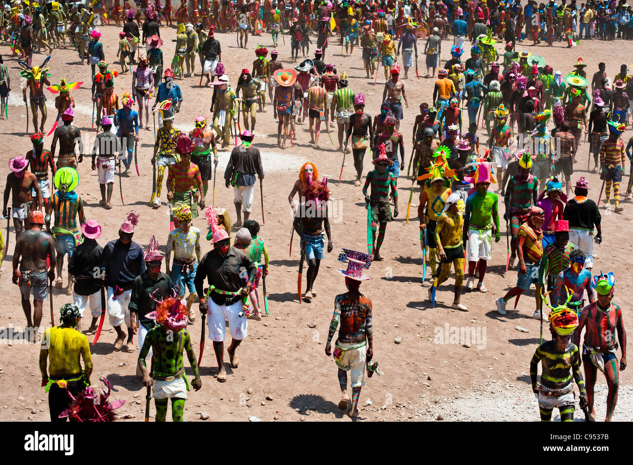 Cora-Indianer, mit bunten Dämon Masken, gehen während der religiösen Zeremonie der Karwoche in Jesús María, Nayarit, Mexiko. Stockfoto