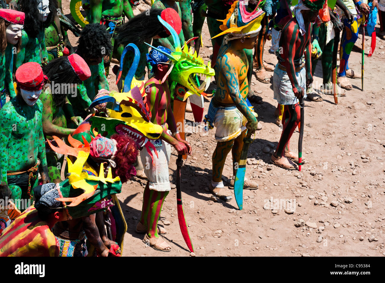 Cora-Indianer, mit bunten Dämon Masken, nehmen einen Teil in einer Prozession während der Heiligen Feier der Karwoche in Mexiko. Stockfoto