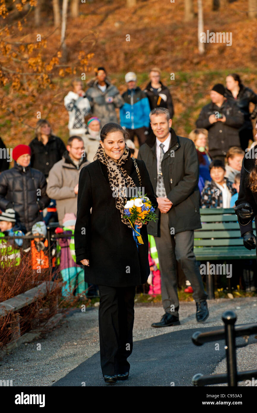 Stockholm, Schweden. 14. November 2011. Schwedens schwangere Kronprinzessin Victoria mit Ehemann Prinz Daniel besuchen Stockholmer Vorort Jakobsberg Stockfoto