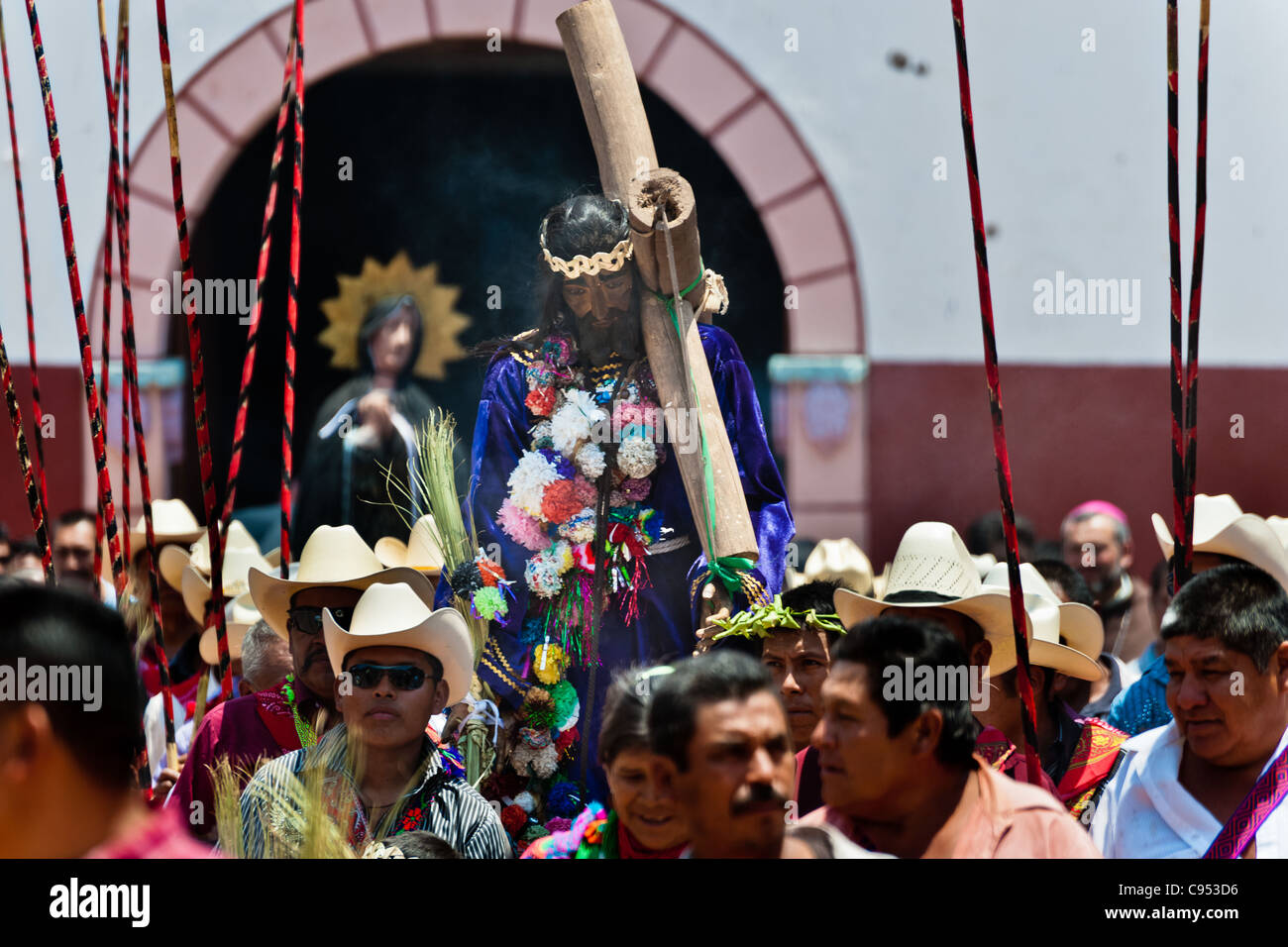 Cora-Indianer tragen einen Altar mit einer Statue von Jesus Christus während der religiösen Feier der Karwoche in Jesús María, Mexiko. Stockfoto