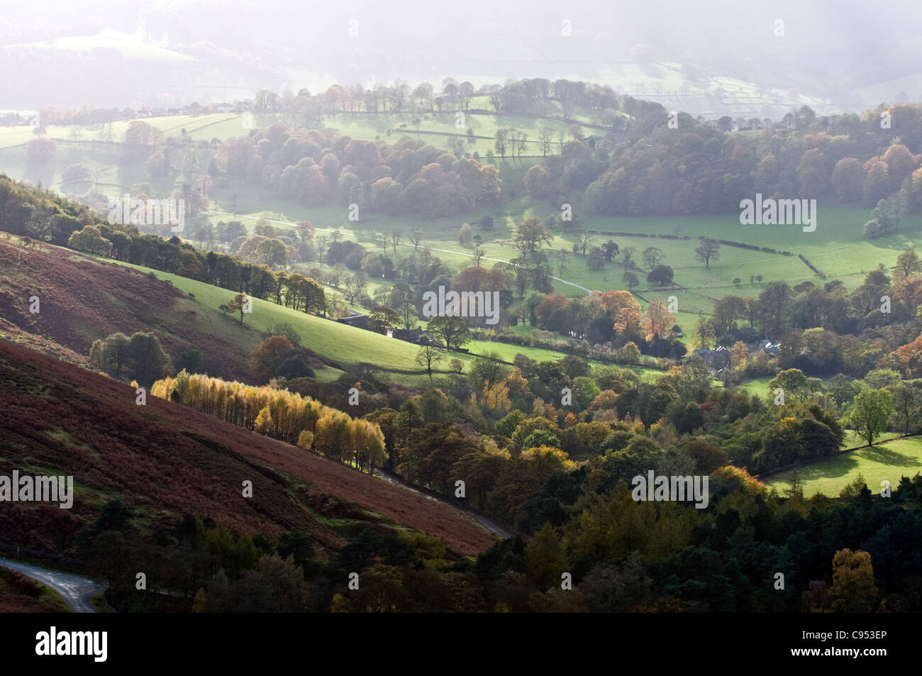 Blick über aussehende Hathersage aus Stanage Edge in der Peak District National Park Derbyshire England Uk Stockfoto