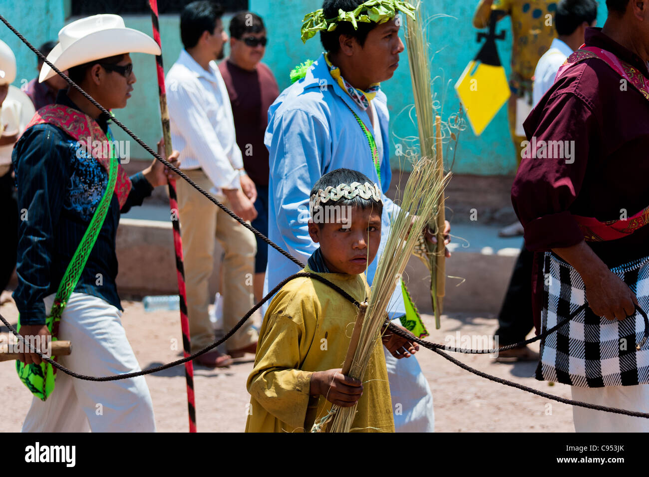 Ein Cora indische Junge führt "Cristo Nino" während der religiösen rituellen Zeremonie der Karwoche in Jesús María, Nayarit, Mexiko. Stockfoto