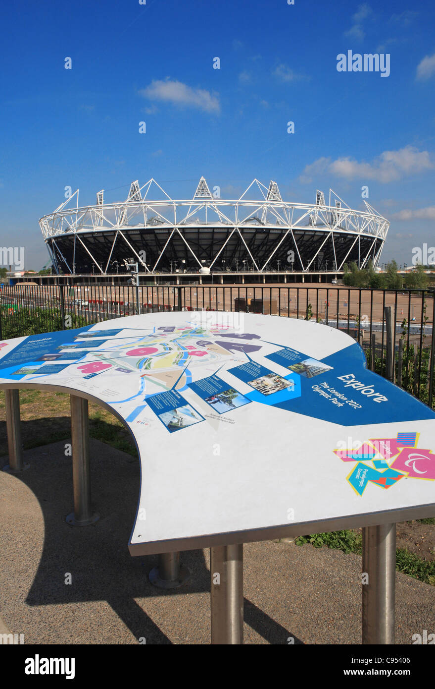 Das Olympiastadion für die Spiele 2012 in Stratford, genommen aus der Ansicht Tube bei Pudding Mill Lane, London, UK Stockfoto