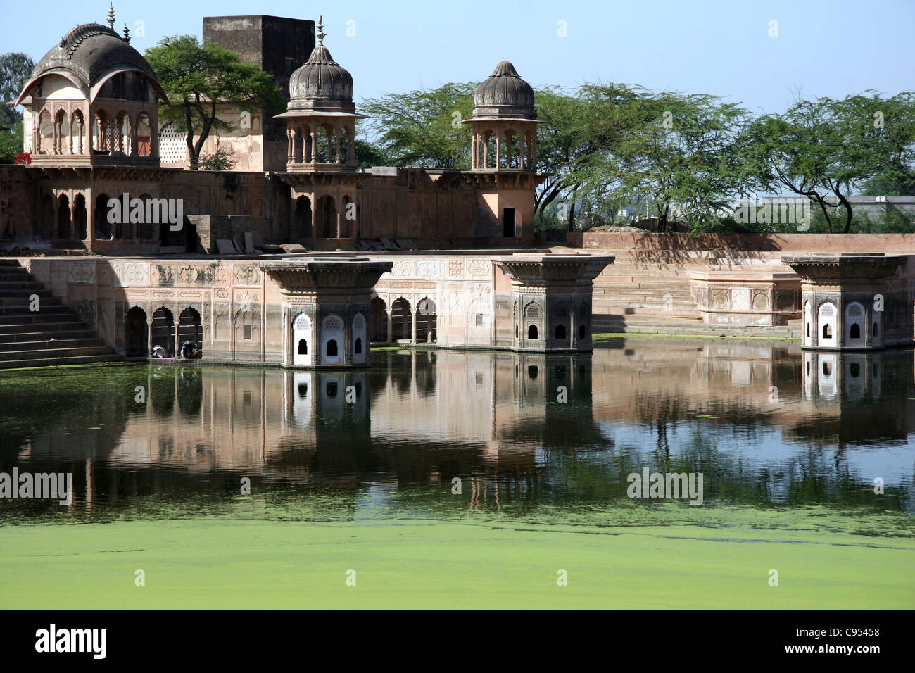 Ein alten Wassertank in der Nähe von Mathura angenommen, dass der Ort, wo Lord Krishna Radha es Haare geflochten Stockfoto