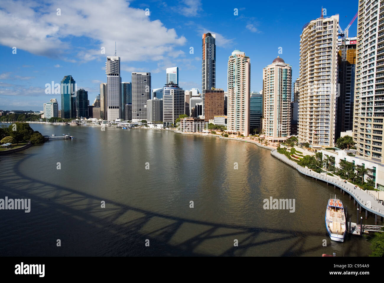 Die Skyline der Stadt entlang des Flussufers in Brisbane, Queensland, Australien Stockfoto