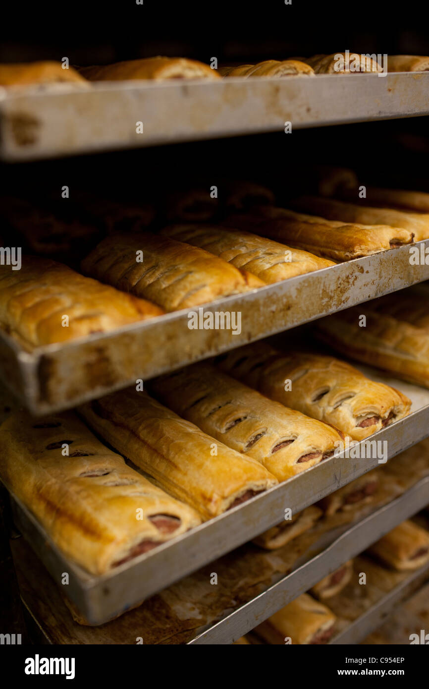 Käsegebäck in Backblechen Wurst Brötchen backen Leckereien Snacks Pasteten Pasteten Stockfoto