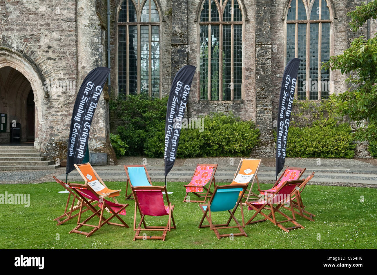 Dartington Hall, Totnes, Devon, Großbritannien, veranstaltet das jährliche Ways with Words Buchfestival, das vom Daily Telegraph (The Great Hall im Hintergrund) gesponsert wird. Stockfoto