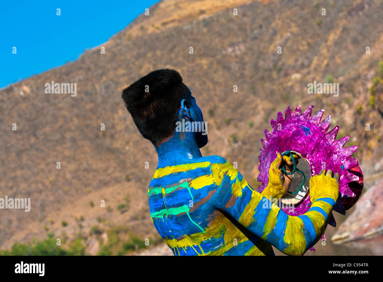 Ein Cora indischen Mann malt seinen bunten Hut vor der religiösen rituellen Zeremonie der Karwoche in Jesús María, Mexiko. Stockfoto