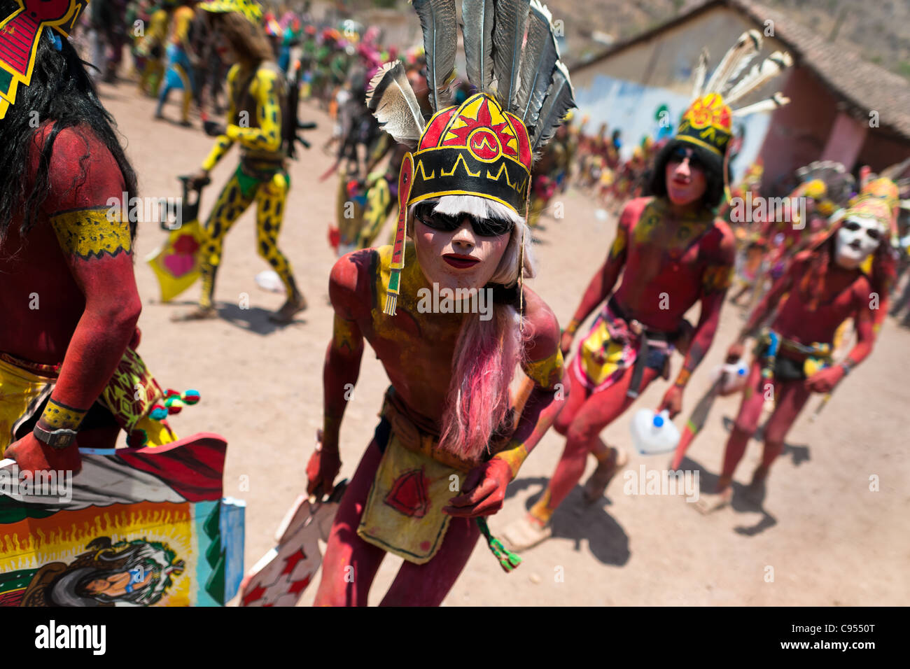 Cora-Indianer, mit bunten Masken, während der rituellen religiösen Feier der Karwoche in Jesús María, Mexiko. Stockfoto