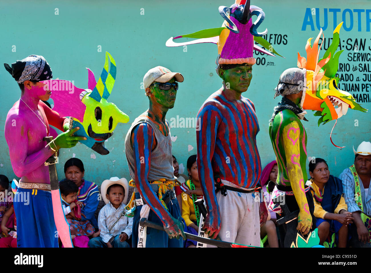 Cora-Indianer, mit bunten Dämon Masken, gehen während der heiligen Zeremonien der Karwoche in Jesús María, Nayarit, Mexiko. Stockfoto