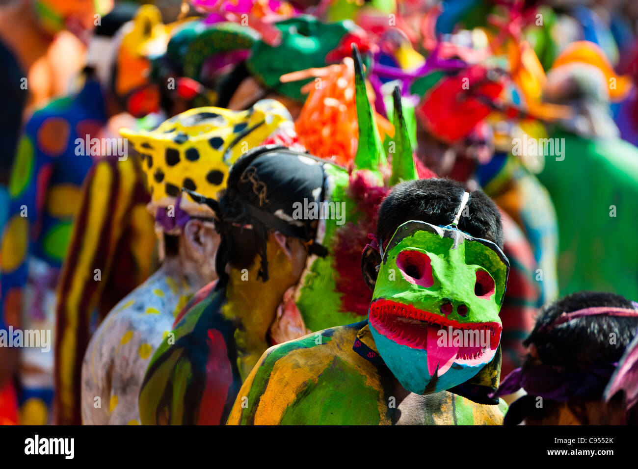 Cora-Indianer, mit bunten Dämon Masken laufen während der Heiligen rituellen Zeremonie der Karwoche in Jesús María, Mexiko. Stockfoto