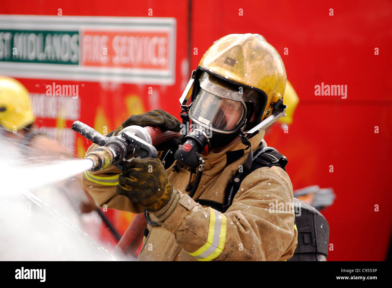 Feuerwehrmann mit CAFS, ein Auto Feuer zu löschen Stockfoto