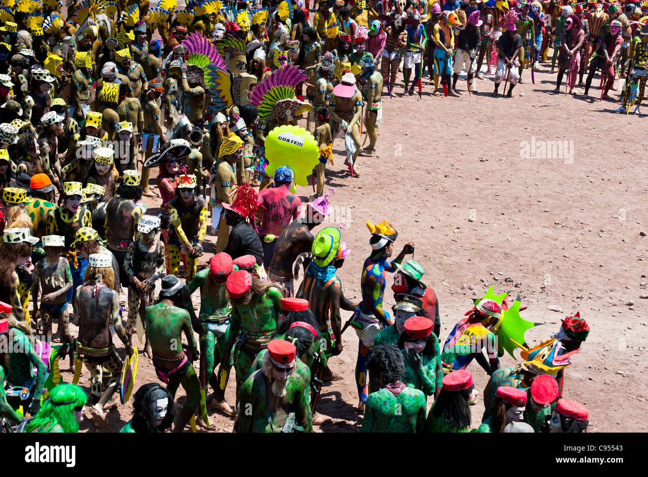 Cora-Indianer, mit bunten Dämon Masken, nehmen einen Teil in einer Prozession während der Heiligen Feier der Karwoche in Mexiko. Stockfoto