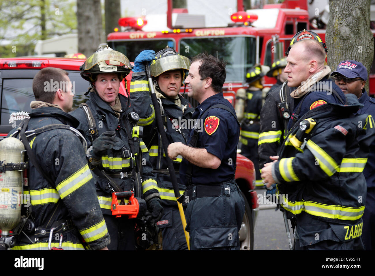 Feuerwehr in New Jersey nach einem Hausbrand. Stockfoto