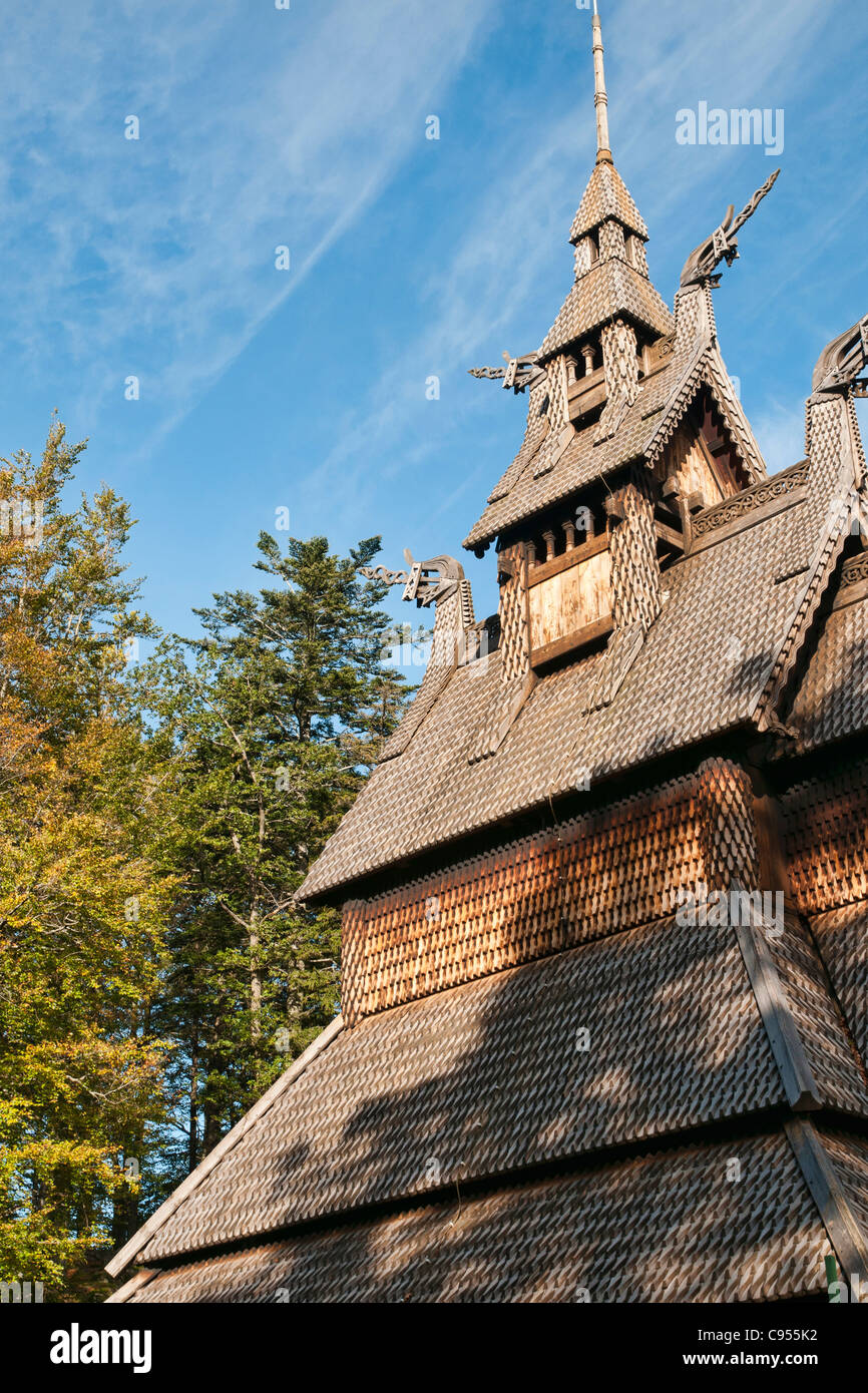 Fantoft-Stabkirche (Norwegisch: Fantoft Stavkirke) ist eine umgebaute Stabkirche im Stadtteil "Fana" der Stadt Bergen. Stockfoto