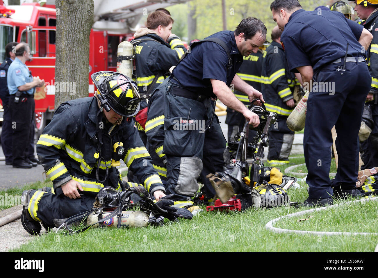 Feuerwehr wieder aufzufüllen und reinigen von Anlagen, die nach einem Brand in New Jersey Stockfoto