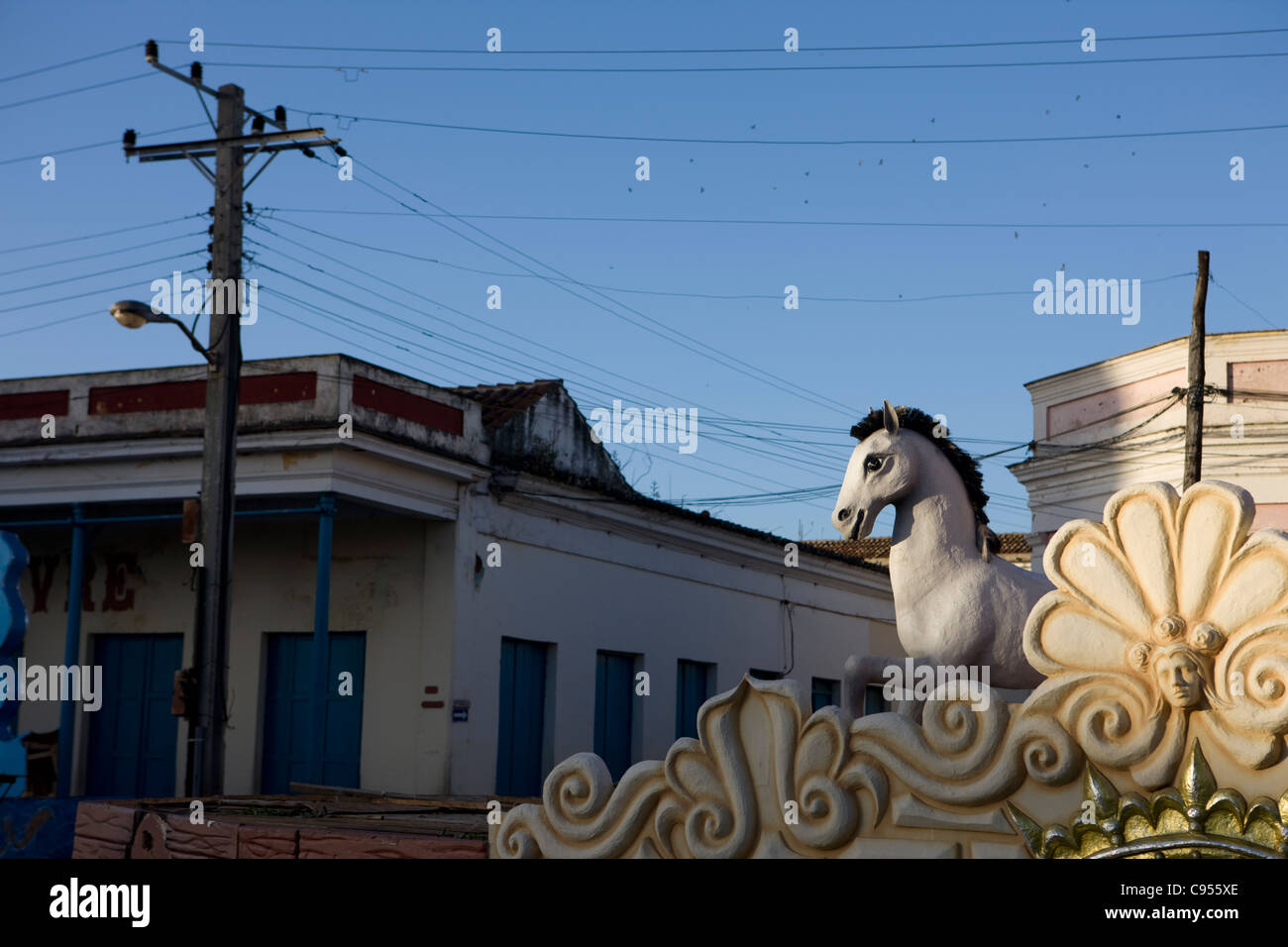 Las Parrandas de Remedios, Remedios, Kuba, Heiligabend. Weihnachten Morgen nach der Nacht von Feiern. Die Schwimmer erwarten Abbau von Einheimischen. Stockfoto