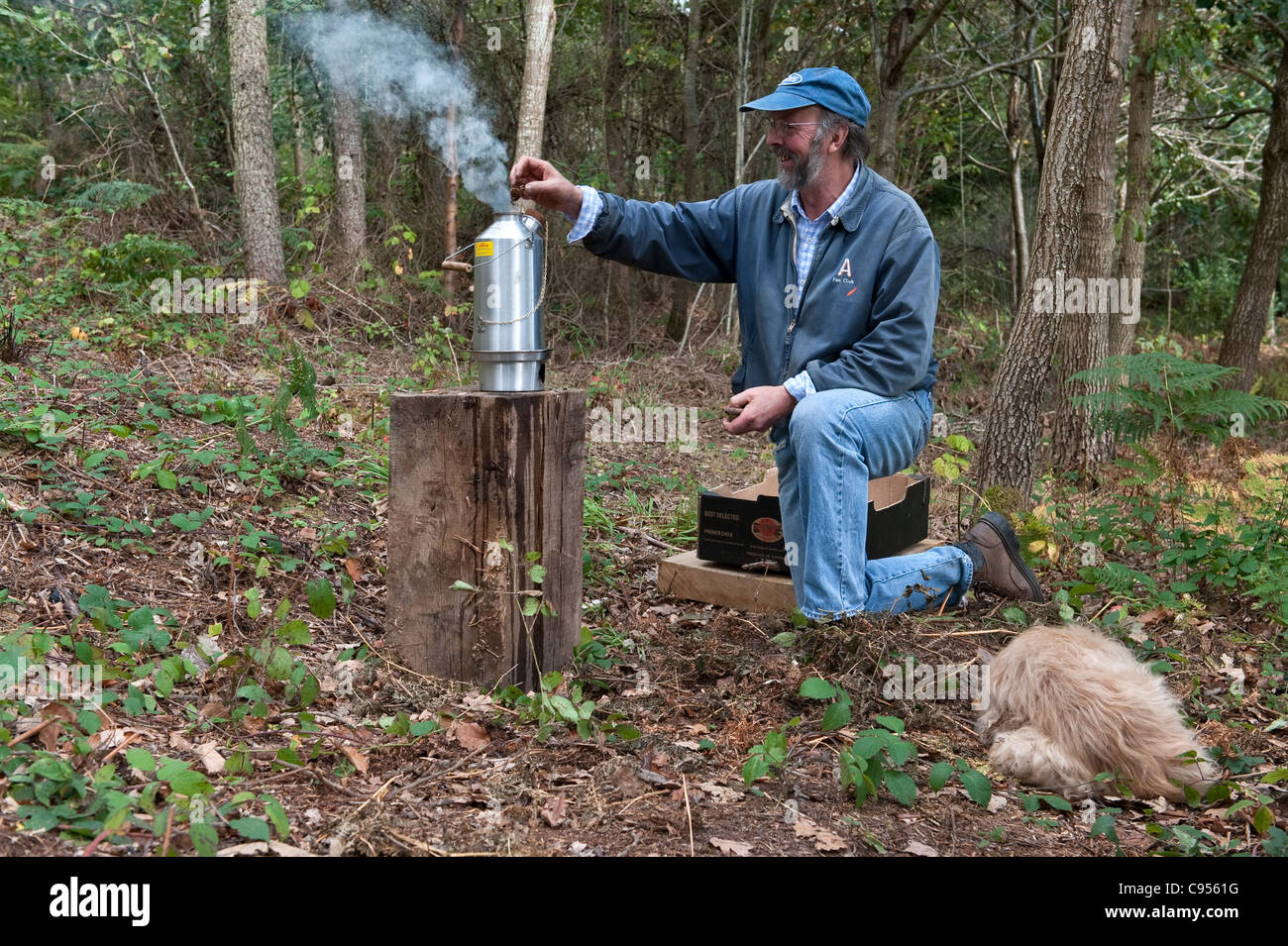 Erhitzen von Wasser bei einem Picknick mit einem holzbrennenden Kelly-Kessel (GB) Stockfoto