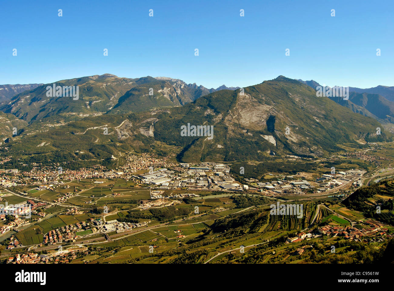 Luftaufnahme der Stadt Rovereto, Italien Stockfotografie - Alamy