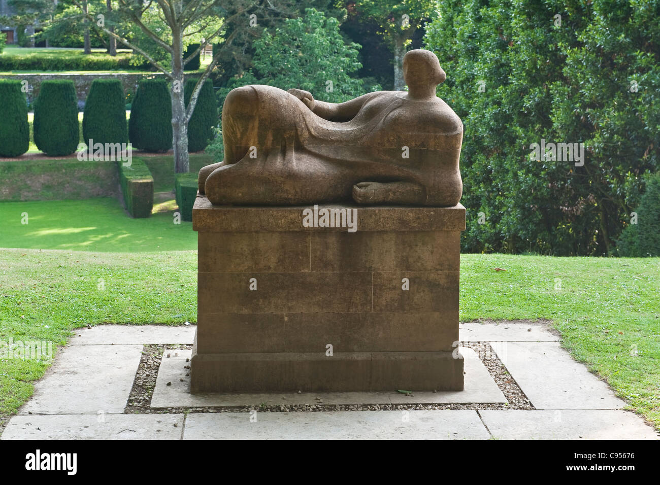 Dartington Hall, Totnes, Devon, Großbritannien. Memorial Figure (1946) von Henry Moore, in Erinnerung an Dartingtons ersten Administrator, Christopher Martin (gest.1944) Stockfoto