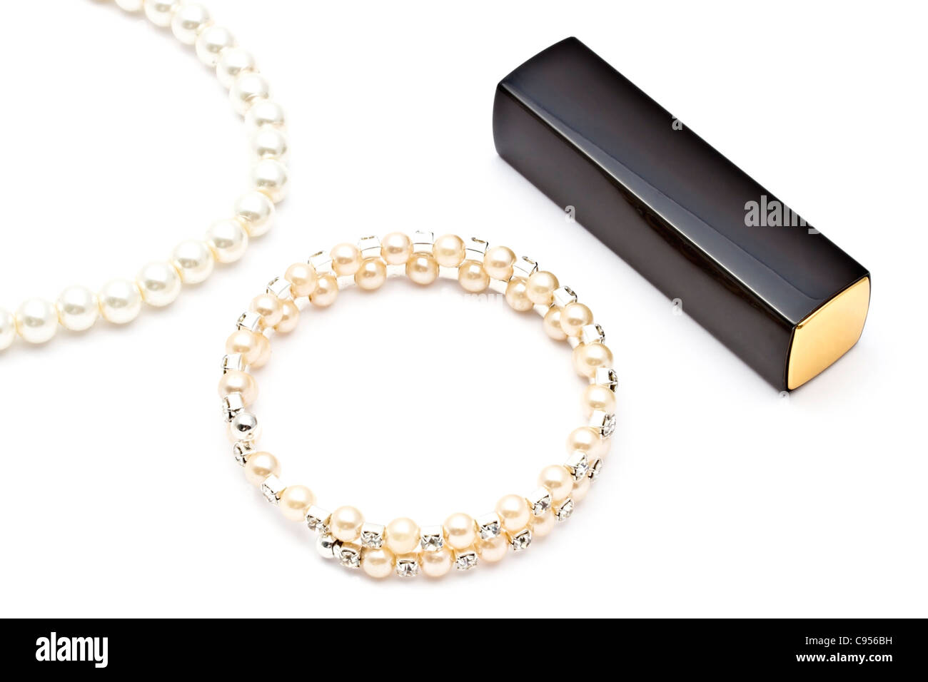 Perle Armband, Halskette und Lippenstift auf weißem Hintergrund Stockfoto