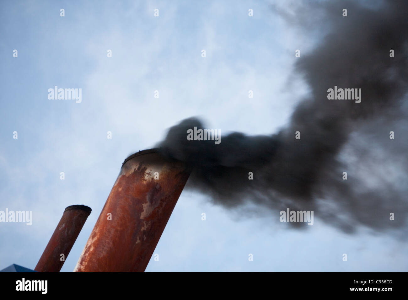 Abgasemissionen Sie, marine Diesel in einem Schiffe Motor brennen. Marine Diesel gehört zu den am stärksten belasteten Brennstoffen in der Welt Stockfoto