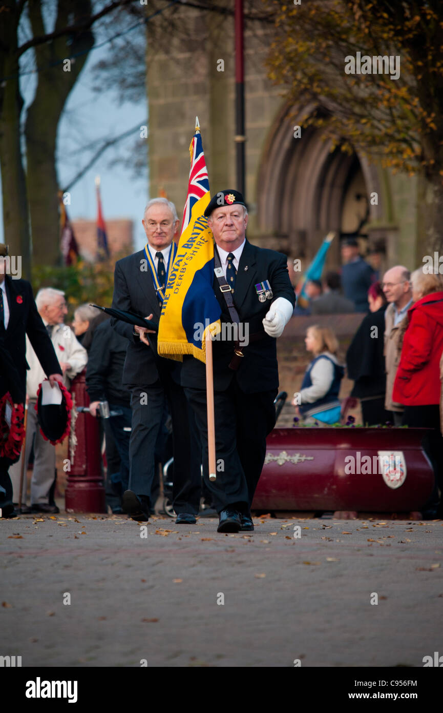 Bürgermeister von Erewash Cllr Kevin Miller besucht Gedenkstätte Gedenkgottesdienst in Ilkeston, Derbyshire, England am Sonntag, 13. November 2011 Stockfoto