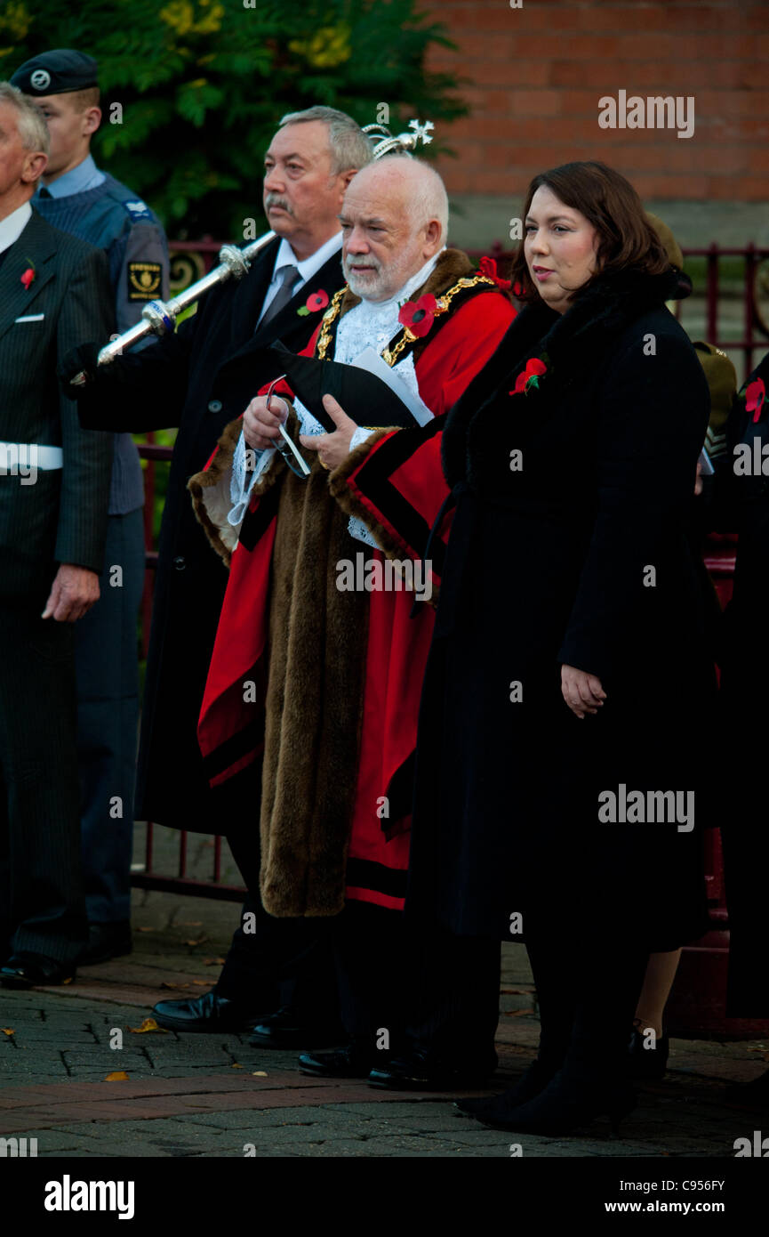 Bürgermeister von Erewash Cllr Kevin Miller besucht Gedenkstätte Gedenkgottesdienst in Ilkeston, Derbyshire, England am Sonntag, 13. November 2011 Stockfoto