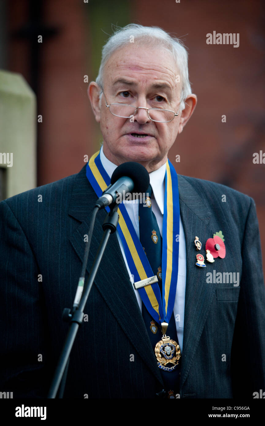 Bürgermeister von Erewash Cllr Kevin Miller besucht Gedenkstätte Gedenkgottesdienst in Ilkeston, Derbyshire, England am Sonntag, 13. November 2011 Stockfoto