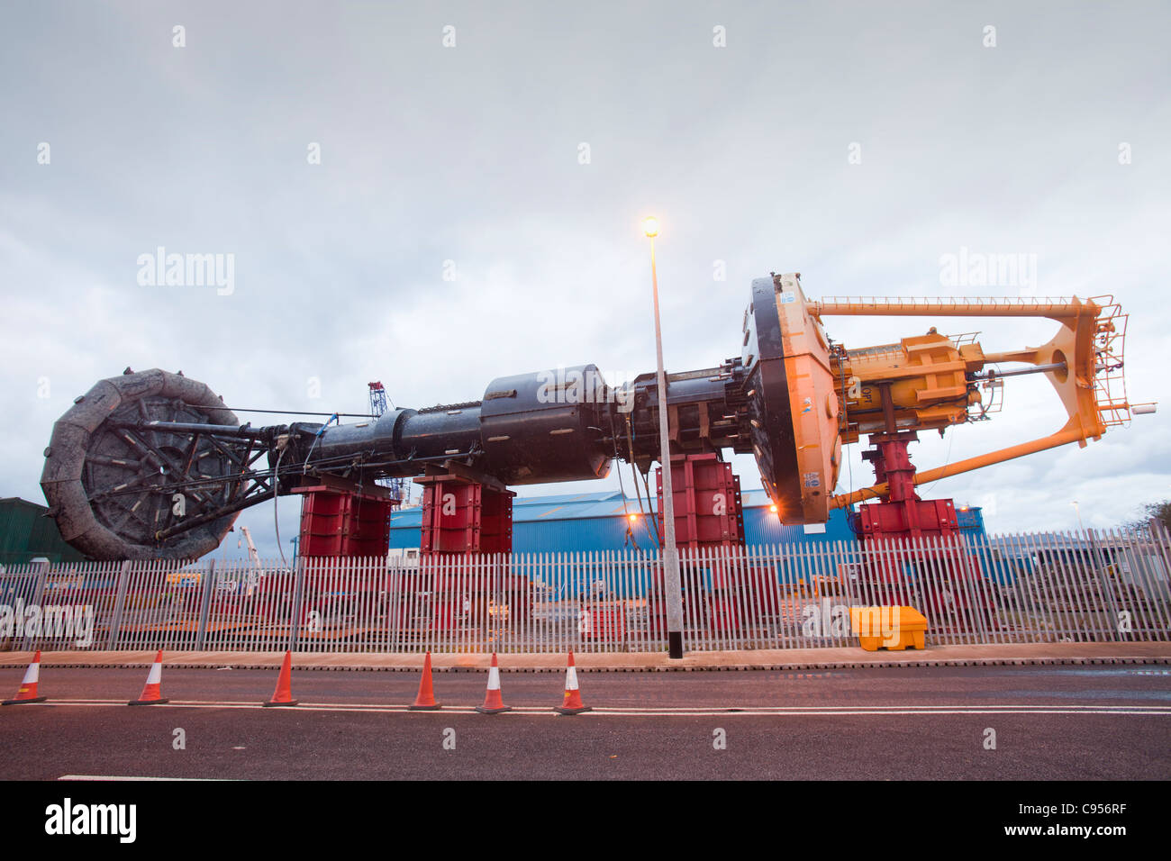 Ein PB150 macht Boje, Wave-Energie-Gerät auf die Docks in Invergordon, Cromarty Firth Schottland. Stockfoto