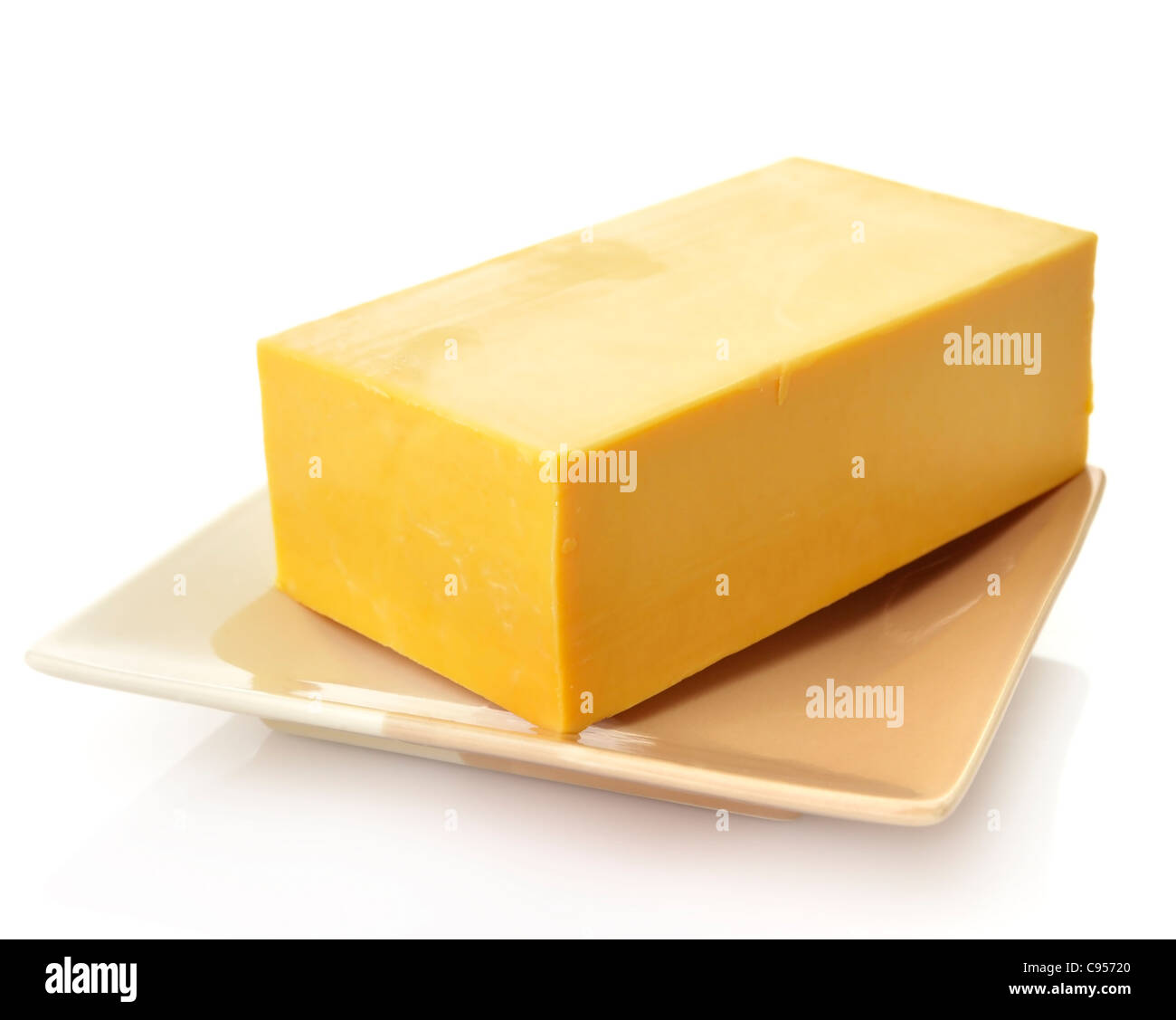 Ein Block von Cheddar Käse In A Dish Stockfoto