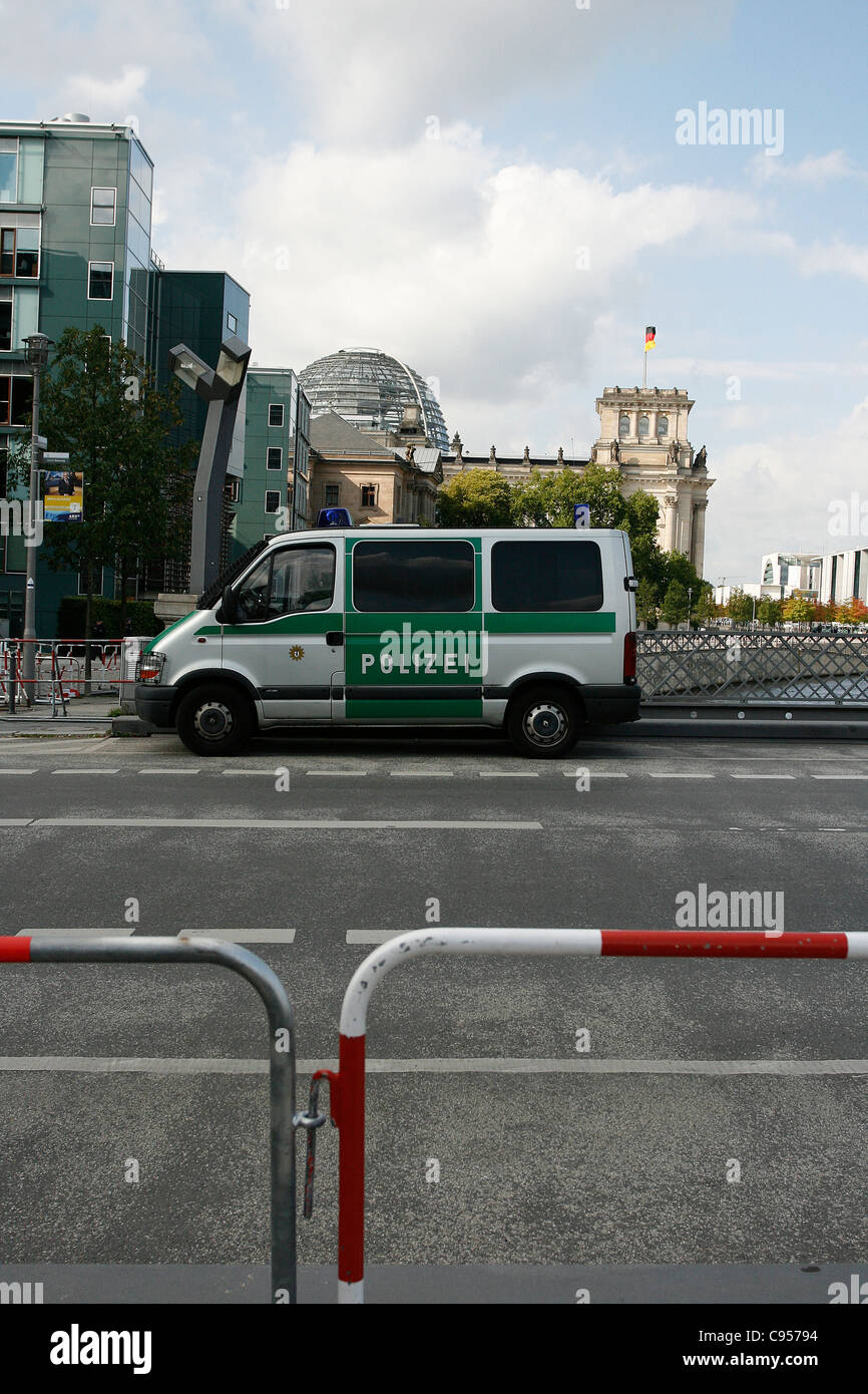 Ein Polizeiwagen vor dem Regierungsviertel mit dem Reichstagsgebäude in Berlin, Deutschland. Stockfoto