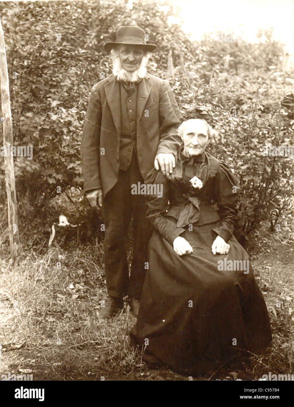 Porträt eines älteren Ehepaares in ihrem Garten um 1885 Stockfoto