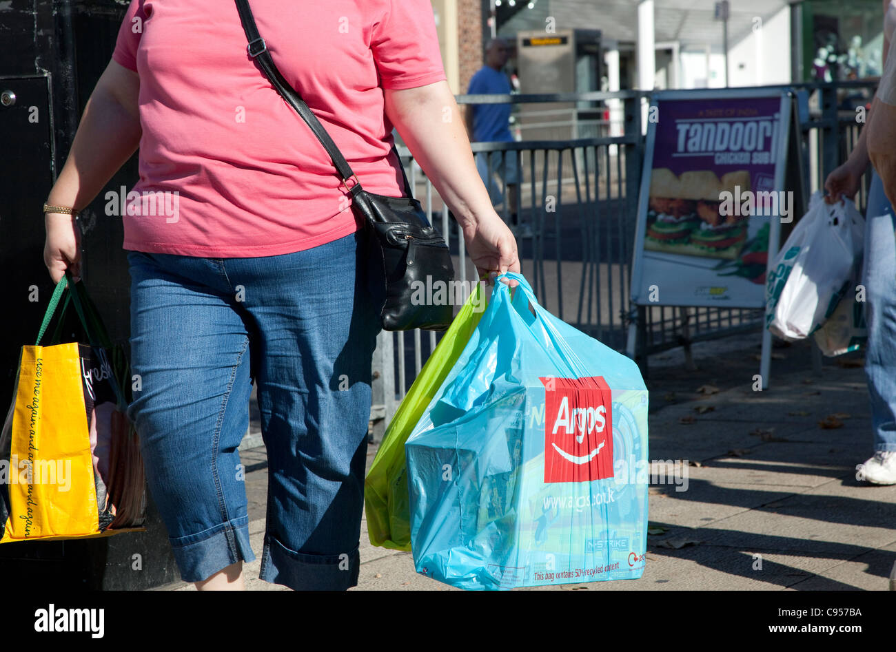 Übergewichtige Frau in High Street, South East London Stockfoto