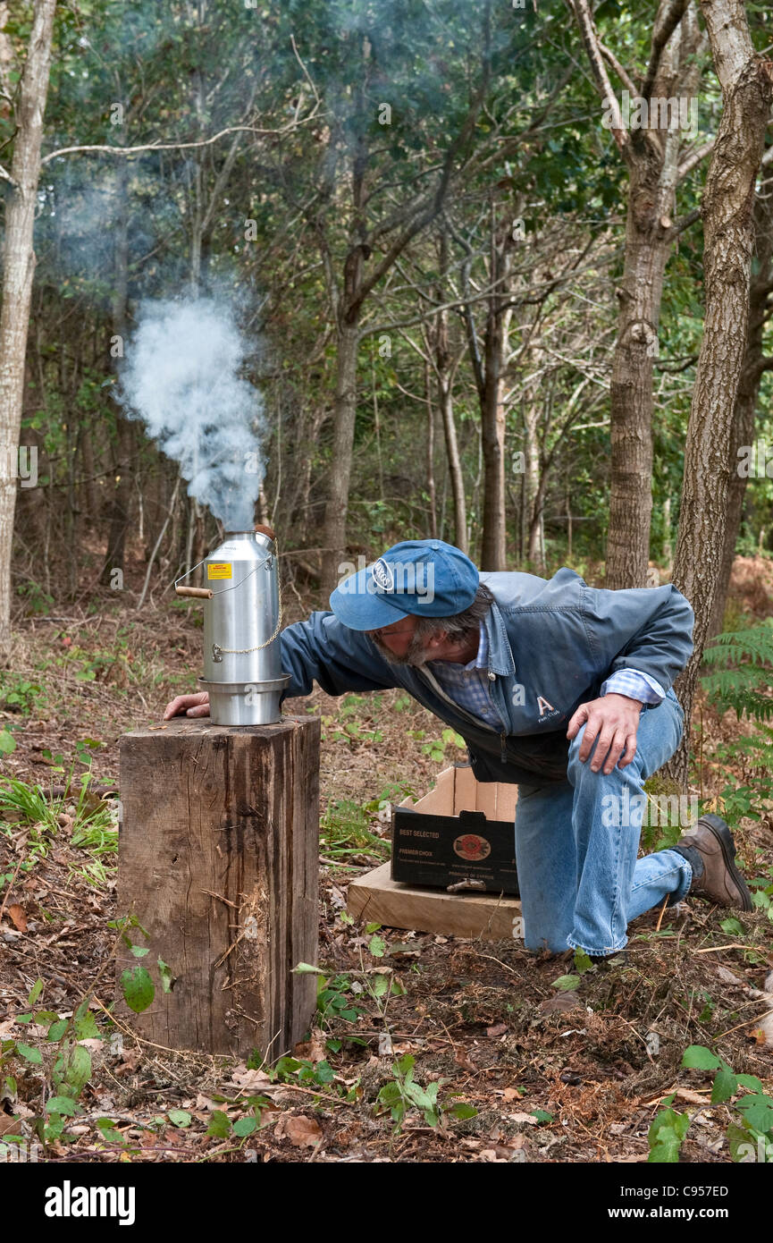 Erhitzen von Wasser bei einem Picknick mit einem holzbrennenden Kelly-Kessel (GB) Stockfoto