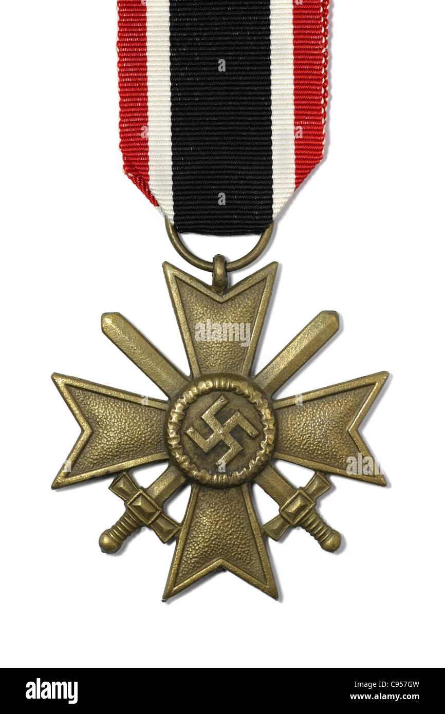 Eine deutsche Medaille aus dem Weltkrieg 2 auf weißem Hintergrund mit leichtem Schlagschatten. Darf nicht in Ländern verwendet werden, in denen das Swastika-Bild verboten ist. Stockfoto