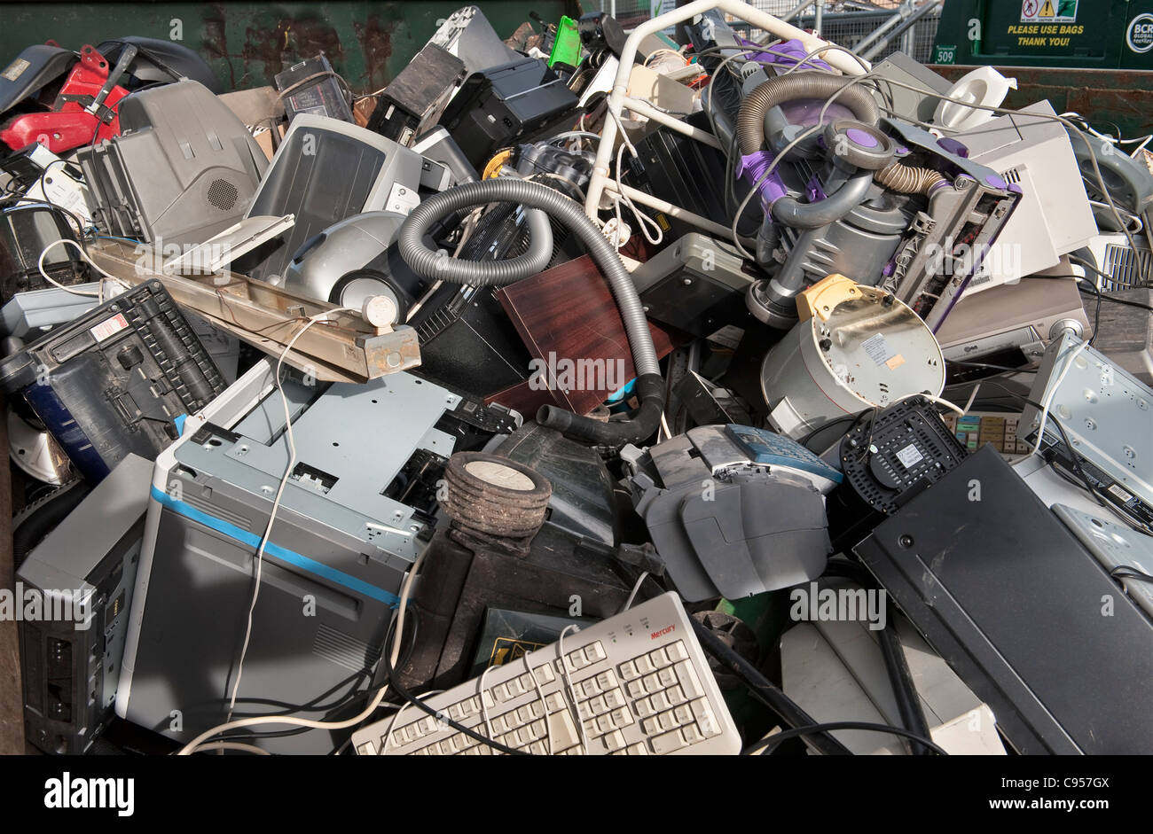 In einem recycling-Center in Großbritannien werden ausrangierte elektrische Geräte – Computer, Drucker, Staubsauger, Monitore usw. – weggeworfen Stockfoto