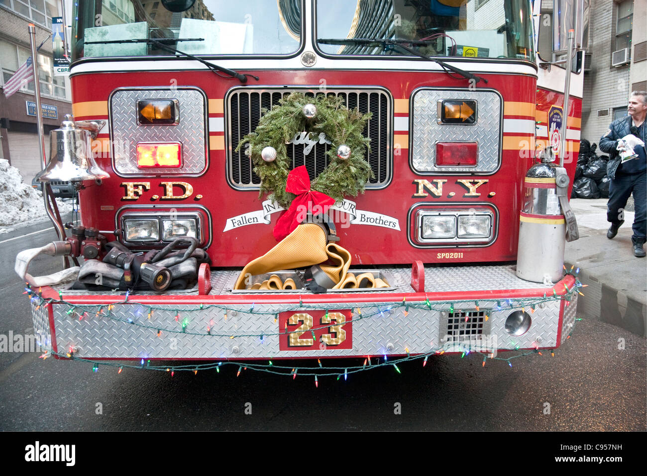 Vorderseite des FDNY Engine Company 23 Feuerwehrauto für Weihnachten mit bunten Lichtern geschmückt & ribboned Kranz Manhattan New York City Stockfoto