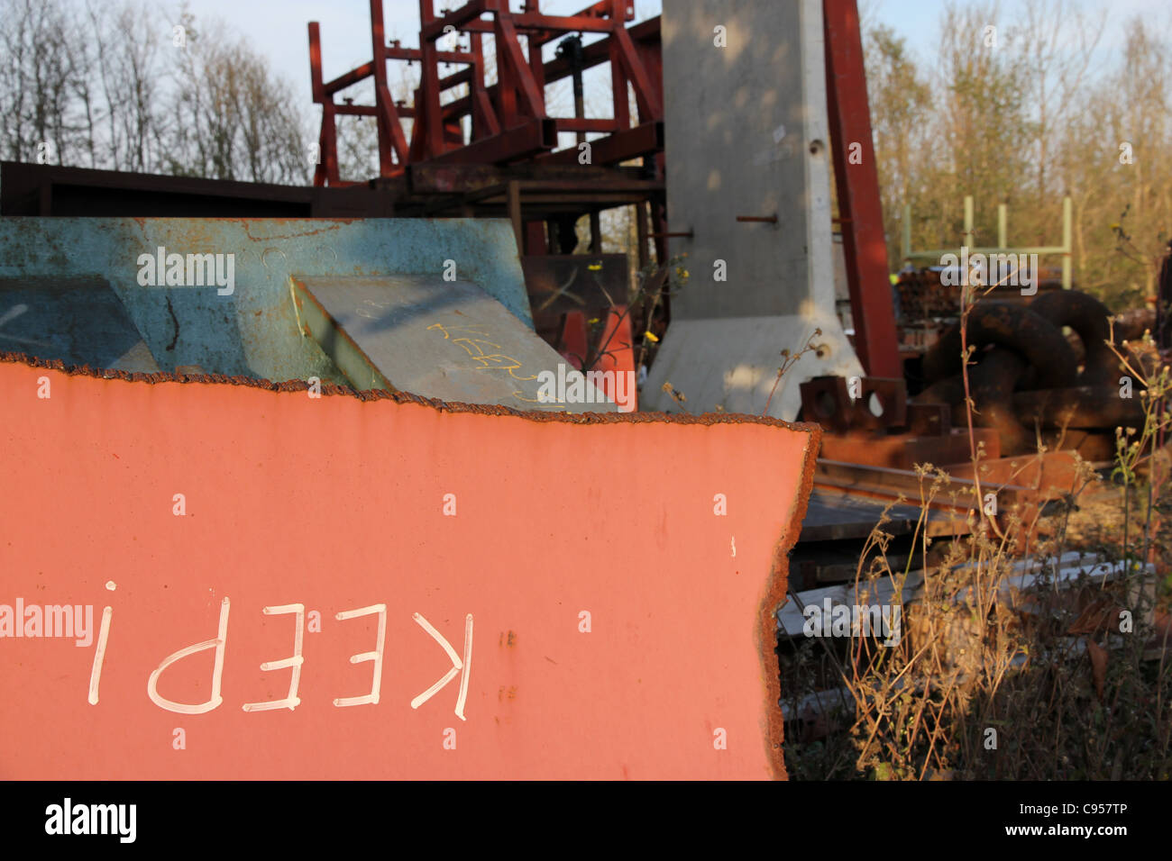 ironisch halten Hinweis auf verschrotteten Metall, Metall Schrottplatz Engineering Firma Stockfoto
