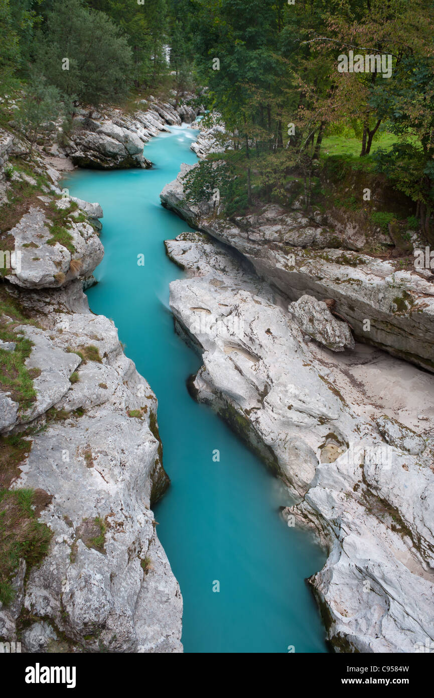 Wunderschöne Türkis Gebirgsfluss. Soca (Isonzo), Julischen Alpen, Slowenien. Beliebtes touristisches Ausflugsziel. Stockfoto