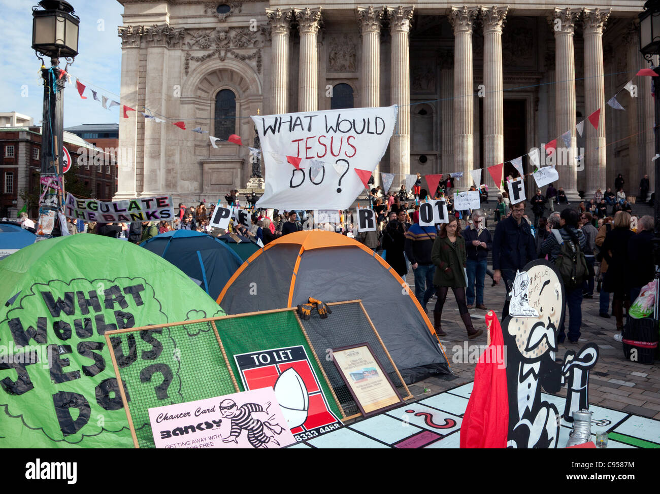 London-Anti-Kapitalismus-Protest-Camp außerhalb St. Pauls Cathedral, London mit Monopoly Board von Banksy zu besetzen Stockfoto