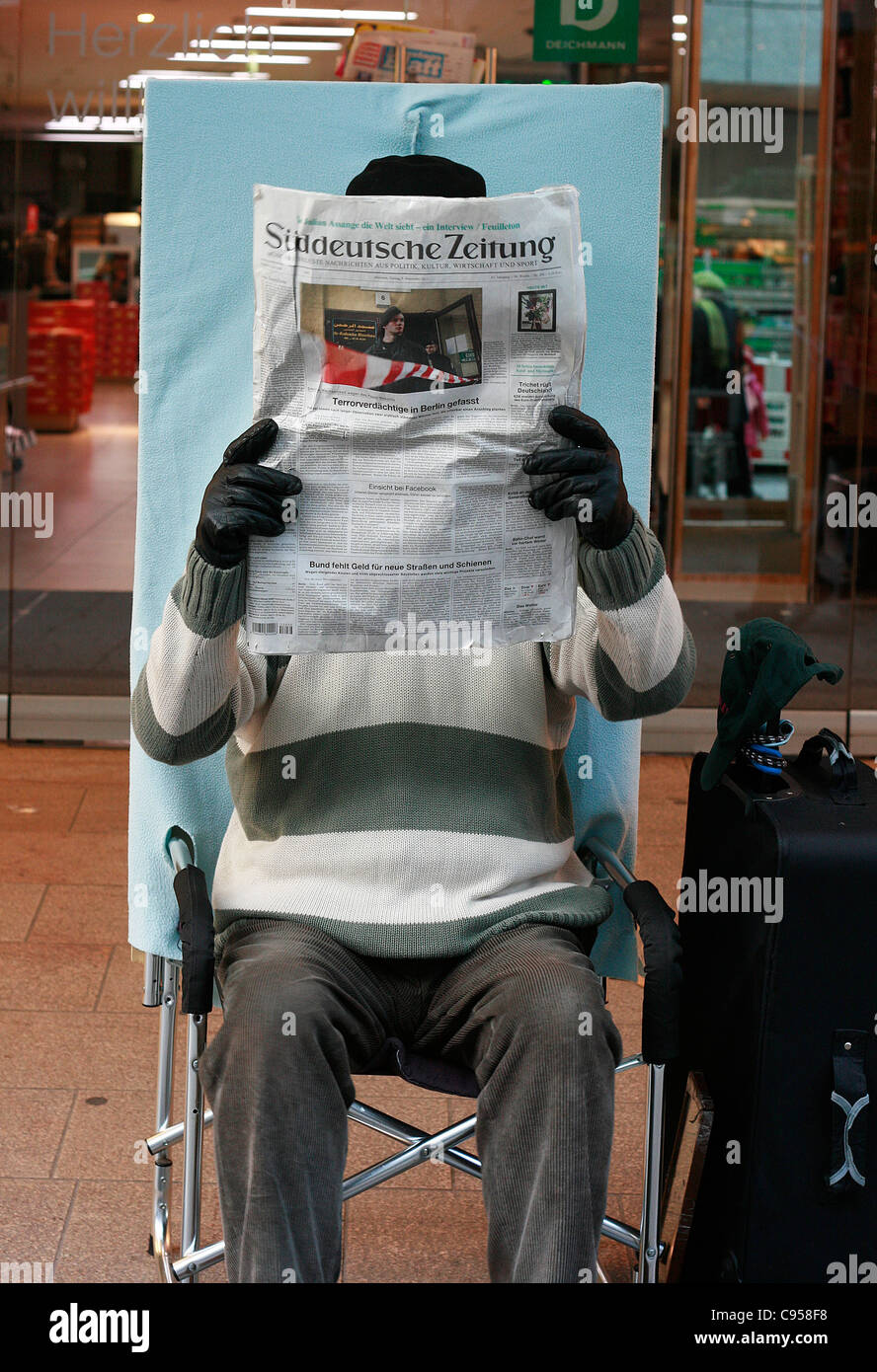 Ein Mann liest die Nachrichten in der Tageszeitung "Süddeutsche Zeitung" Deutschland im Zentrum von München. Stockfoto