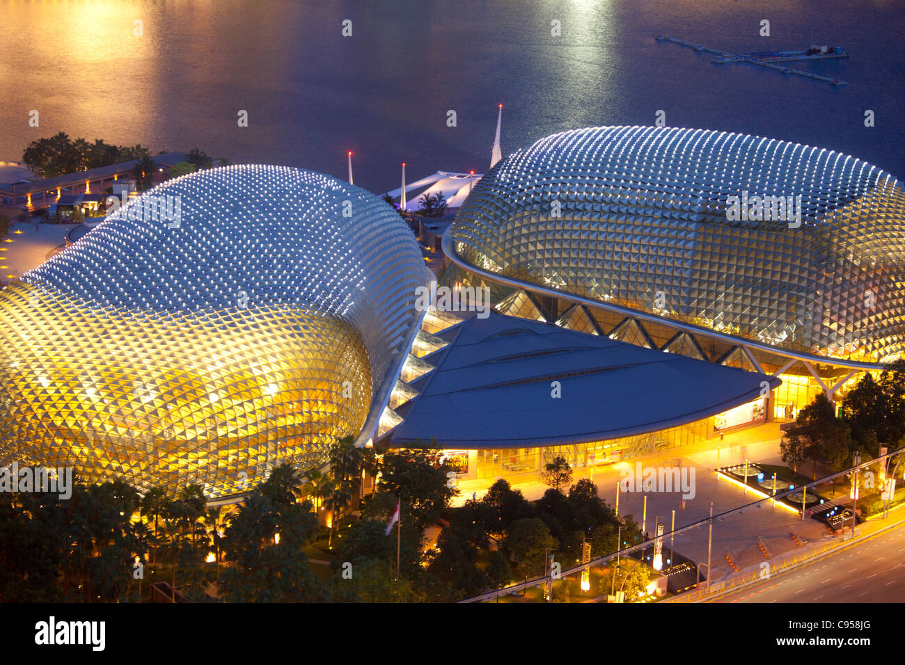 Esplanade Theater an der Bucht in der Dämmerung, Singapur Stockfoto