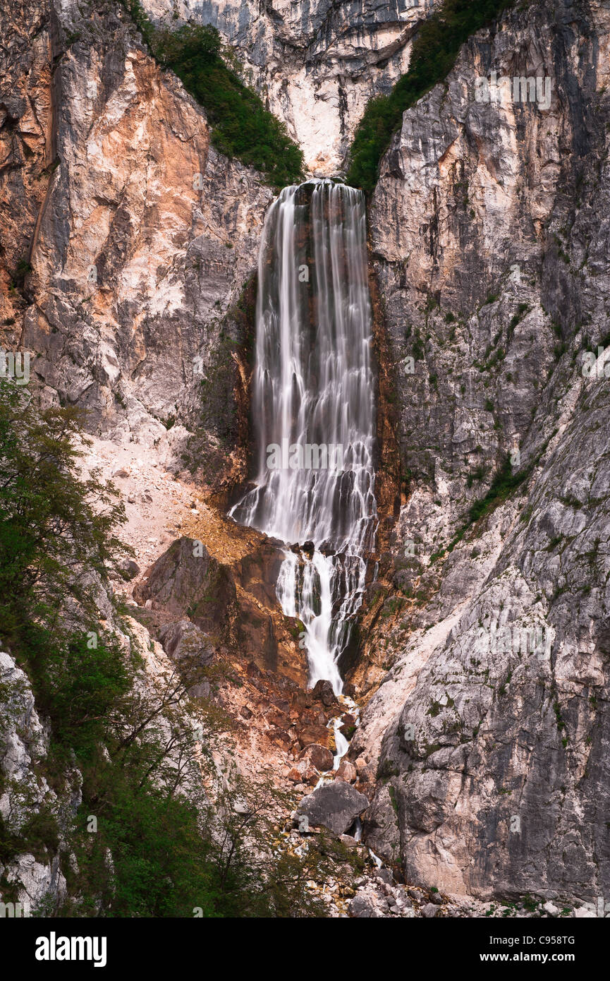 Hohen Berg Wasserfall. Slowenien, Nationalpark Triglav, beliebte Touristenziel in Alpen. Stockfoto