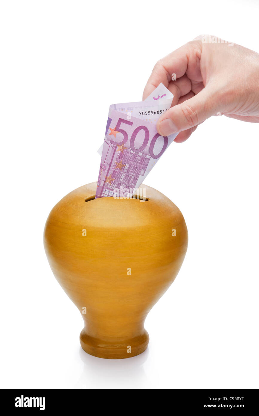 Sparen 500 Euro in eine goldene Spardose. Stockfoto