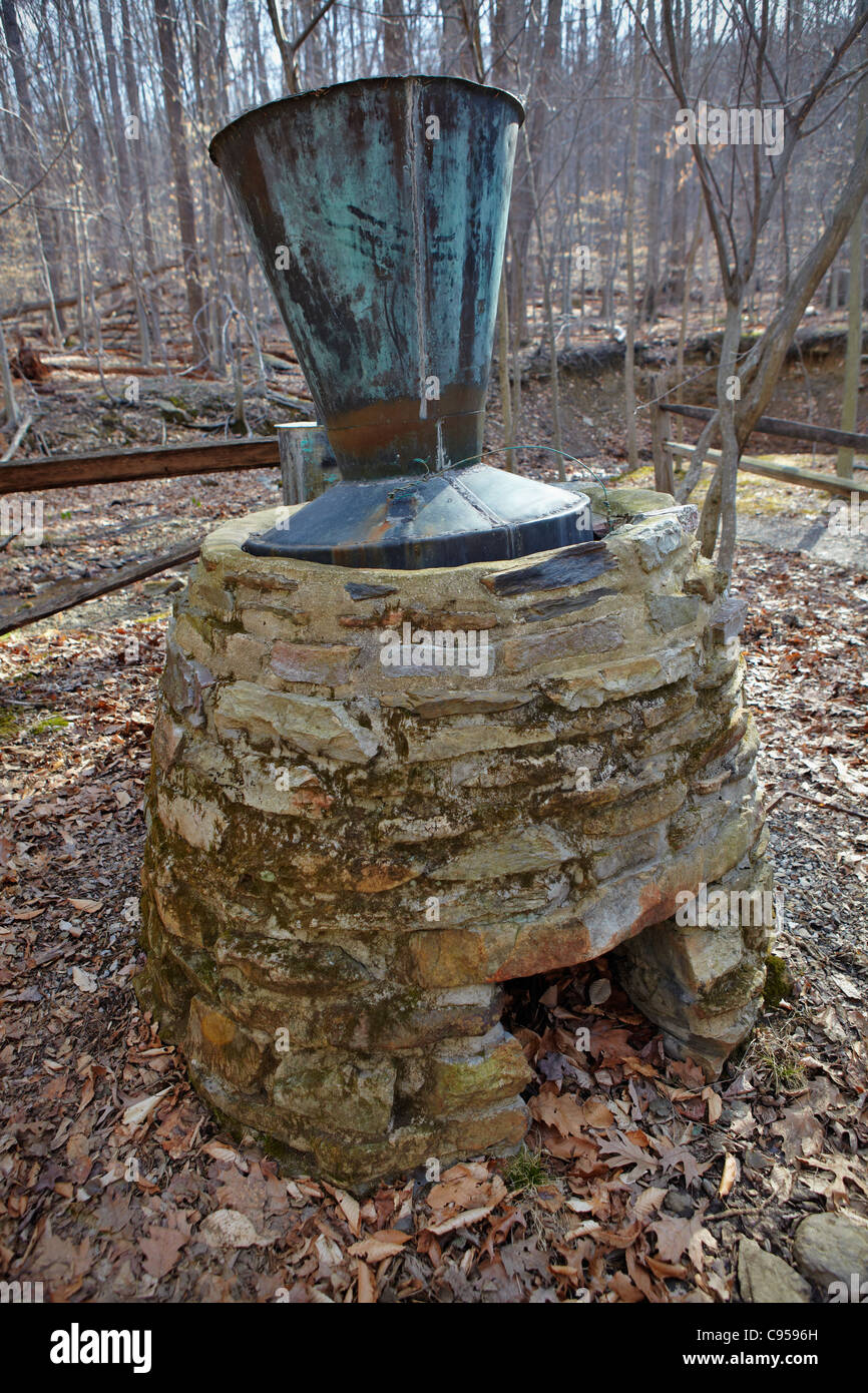 Vintage Verbot-Ära Kupfer noch, blau lodert Moonshine Whiskeybrennerei, Catoctin Mountain Park, Thurmont, Maryland. Stockfoto